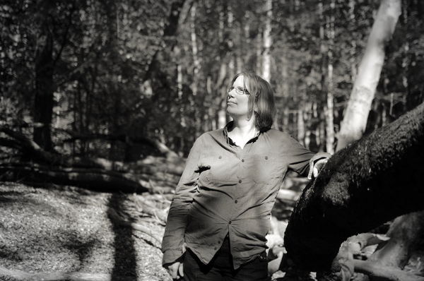 Graustufenfoto von mir im Wald.