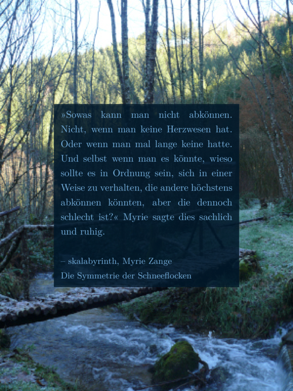 Das gleiche Hintergrundbild, aber nun ist der hellblaue Text auf einer dunkelblauen, semitransparenten Fläche, die ungefähr so groß wie der Text selbst ist.